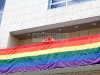 concejal-igualdad-onda-asensio-blaya-con-bandera-multicolor-en-balcon-ayto-2016